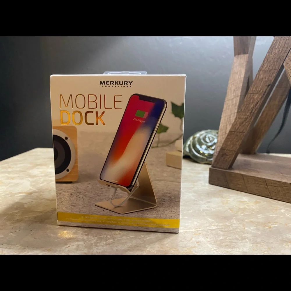 Universal smart phone dock
